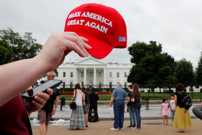 Кепка с надписью Make America Great Again у здания Белого дома в Вашингтоне Кепка с надписью Make America Great Again у здания Белого дома в Вашингтоне