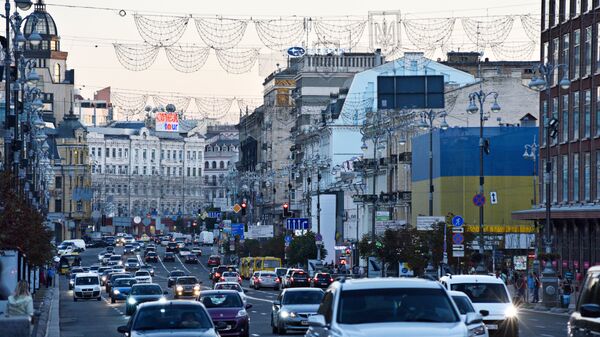 Автомобильное движение на улице Крещатик в Киеве. Архивное фото