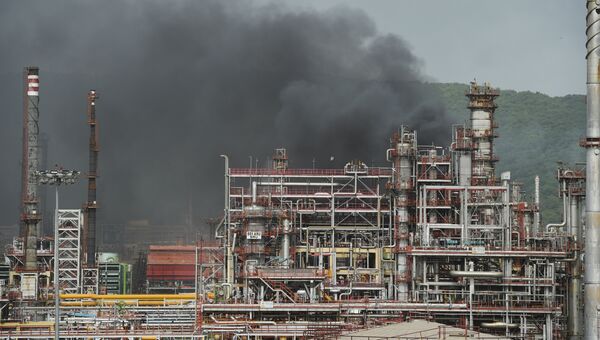 Пожар на нефтеперерабатывающем заводе компании Bharat Petroleum в Мумбаи, Индия. 8 августа 2018