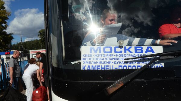 Автобус, следующий по маршруту Москва - Каменец-Подольский на автовокзале в Москве