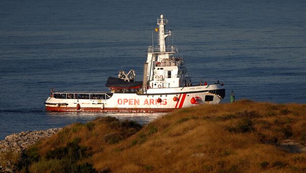 Судно Open Arms с 87 мигрантами на борту  в порту испанского города Альхесирас. 9 августа 2018