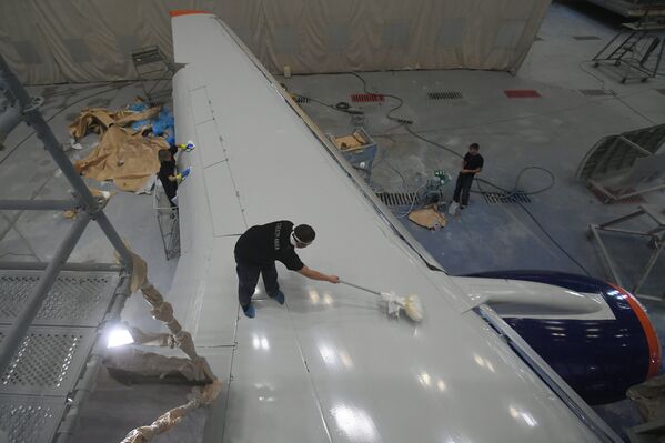 Процесс покраски самолета Sukhoi Superjet 100