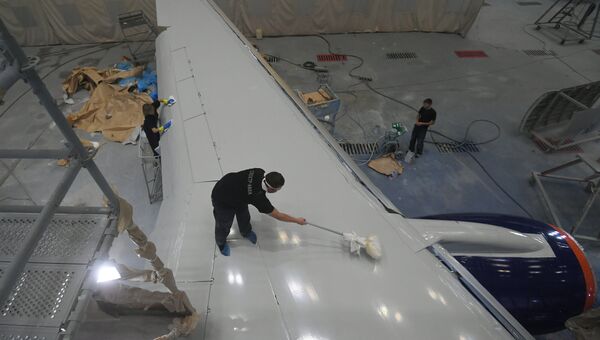 Процесс покраски самолета Sukhoi Superjet 100