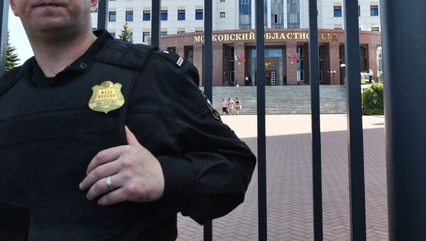 Сотрудник ФСИН у здания Московского областного суда после попытки побега участников банды GTA. Август 2017