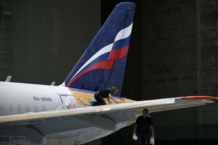 Процесс покраски самолета Sukhoi Superjet 100