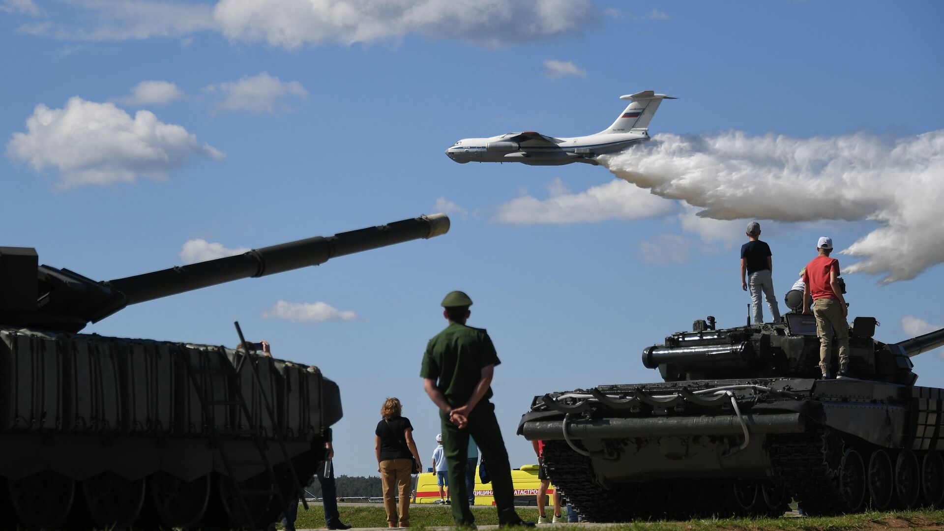 Самолет Ил-76МД перед началом третьего полуфинала международных соревнований Танковый биатлон-2018. 9 августа 2018 - РИА Новости, 1920, 03.08.2021