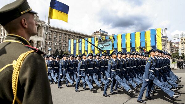 Украинские военнослужащие во время военного парада в Киеве