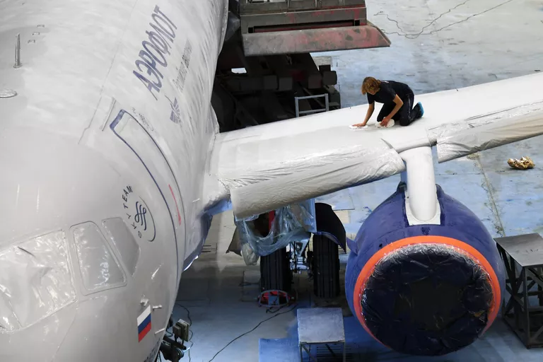 Покраска самолета Sukhoi Superjet 100 в ливрею авиакомпании Аэрофлот Покраска самолета Sukhoi Superjet 100 в ливрею авиакомпании Аэрофлот