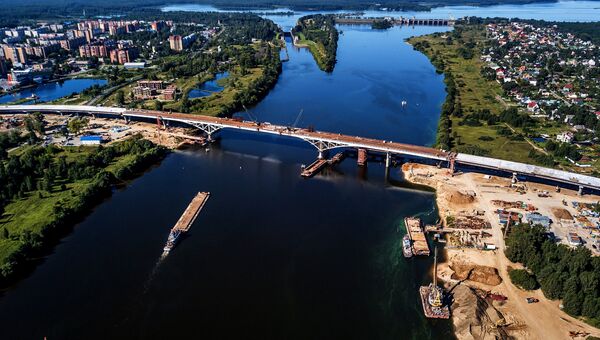 Строительство автомобильного моста через реку Волгу. 9 августа 2018