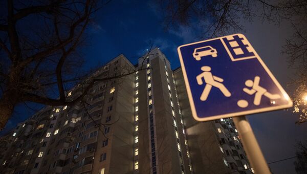 Дорожный знак «Жилая зона» у дома в Москве