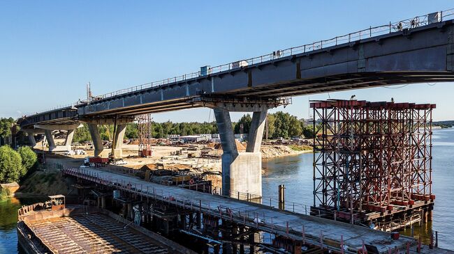 Строительство автомобильного моста через реку Волгу. 9 августа 2018