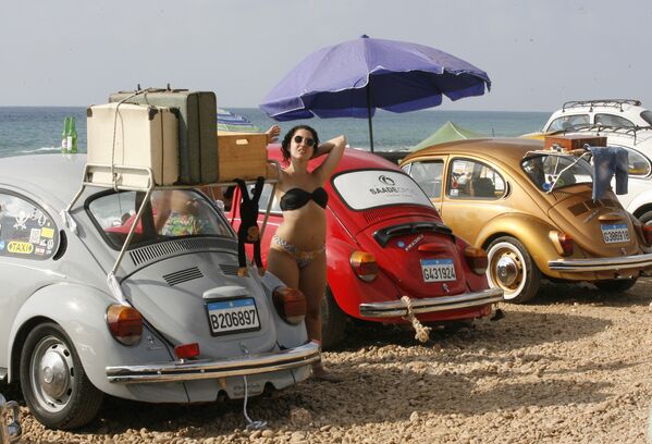 Старые автолюбители Volkswagen на пляже в южном ливанском городе Накура. 5 августа 2018 года
