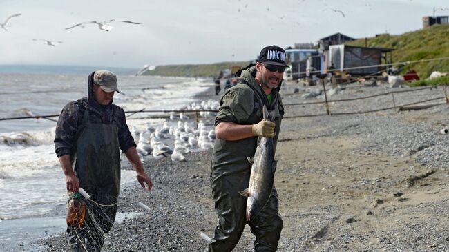 Рыбак с уловом на побережье Беренгова моря