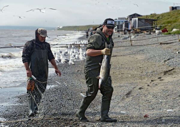 Рыбак с уловом на побережье Беренгова моря