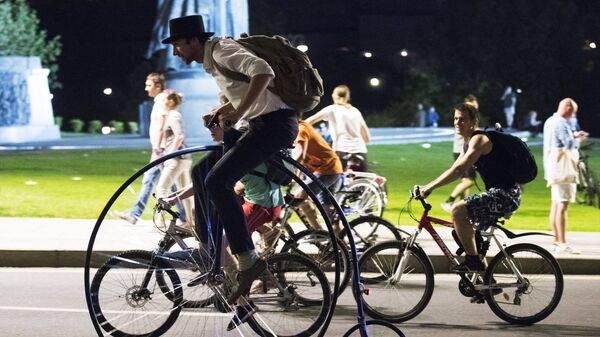 Участники ночного велопарада в Москве