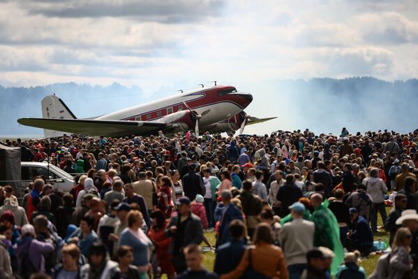 Самолет Douglas DC-3 и зрители на авиационном празднике Где мы – там победа! на аэродроме Мочище в Новосибирской области