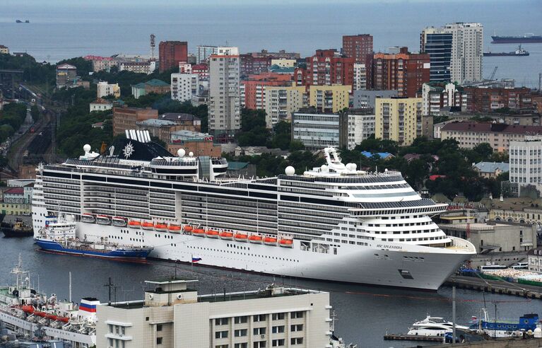 Круизный суперлайнер MSC Splendida у пирса морского вокзала во Владивостоке