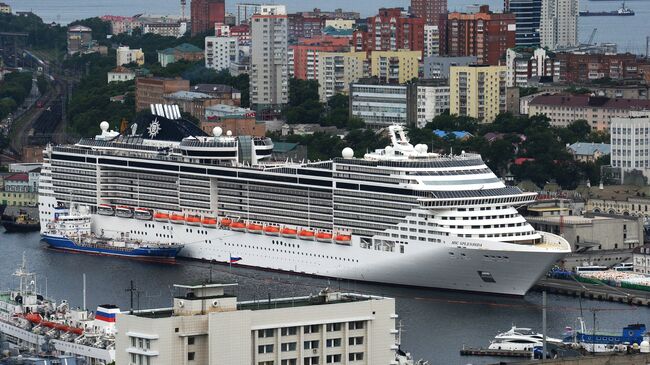 Круизный суперлайнер MSC Splendida у пирса морского вокзала во Владивостоке