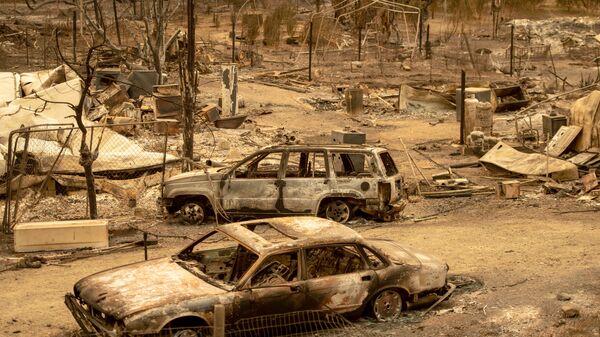 Сгоревшие в результате пожара в Калифорнии автомобили