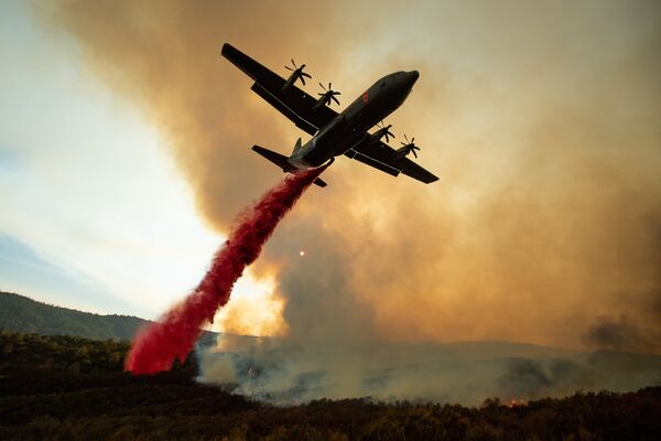 Тушение лесных пожаров в Калифорнии, США