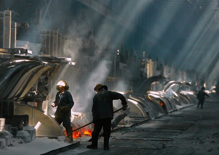 Электролизный цех Таджикского алюминиевого завода  