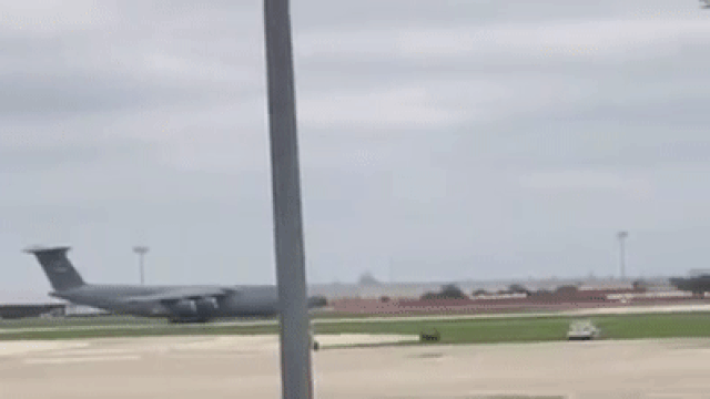 Крупнейший американский грузовой самолет приземлился на нос
