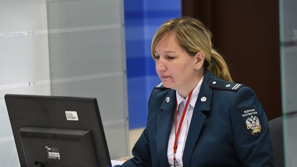 Сотрудница инспекции Федеральной налоговой службы РФ в день открытых дверей в Москве