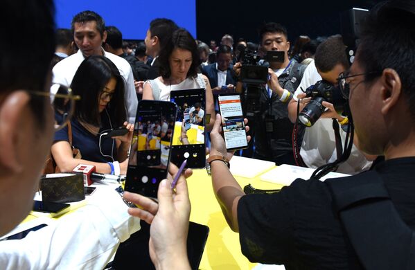 Журналисты смотрят новый телефон Galaxy Note 9 на презентации Galaxy Unpacked в Нью-Йорке