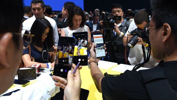 Журналисты смотрят новый телефон Galaxy Note 9 на презентации Galaxy Unpacked в Нью-Йорке