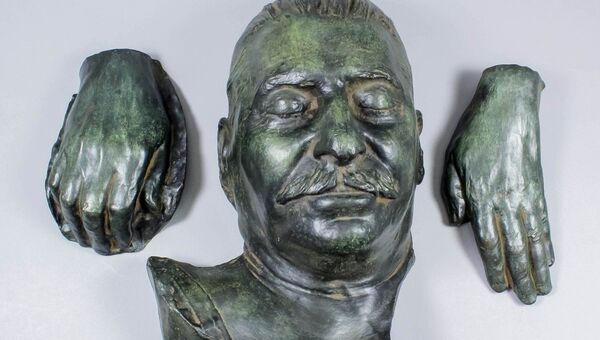 Бронзовая посмертная маска Иосифа Сталина и слепки кистей его рук, выставленные на аукционе The Canterbury Auction Galleries в Великобритании