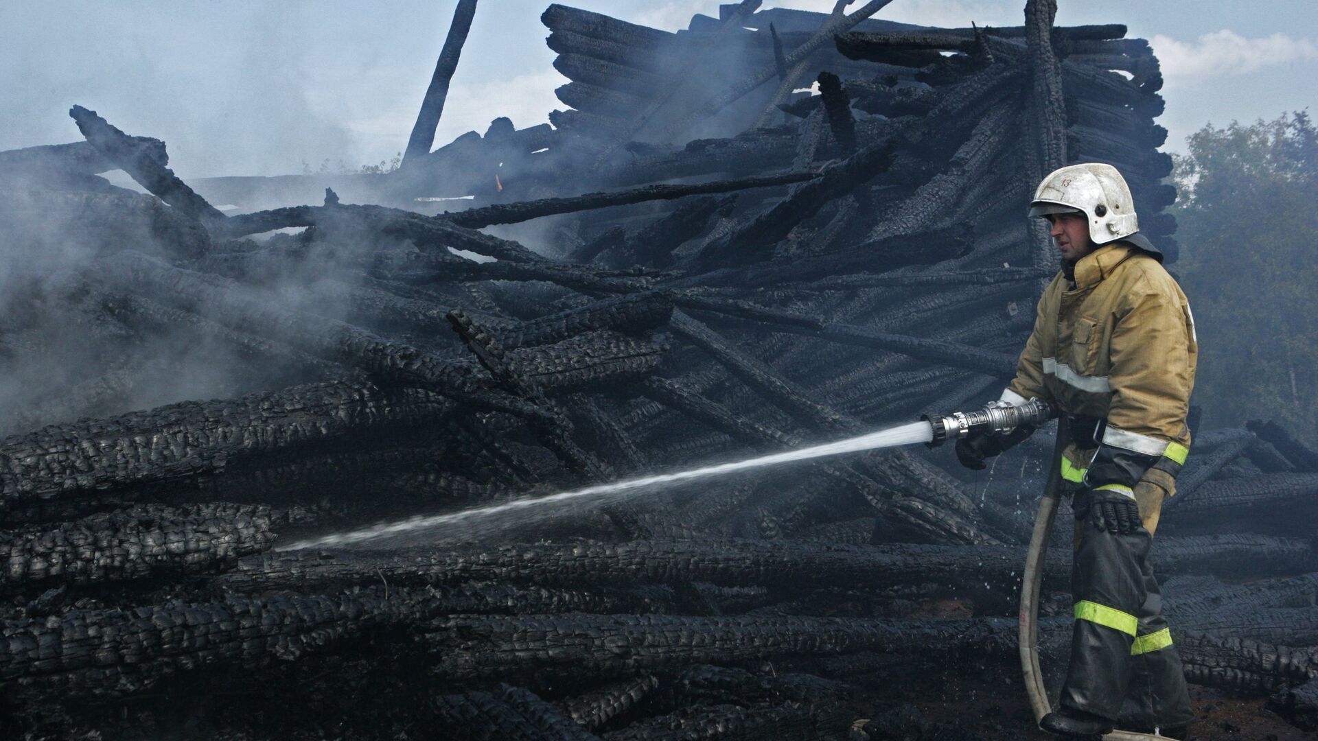 Сотрудник противопожарной службы у сгоревшего здания церкви Успения Божией Матери в Кондопоге в Карелии. 10 августа 2018 - РИА Новости, 1920, 13.08.2021