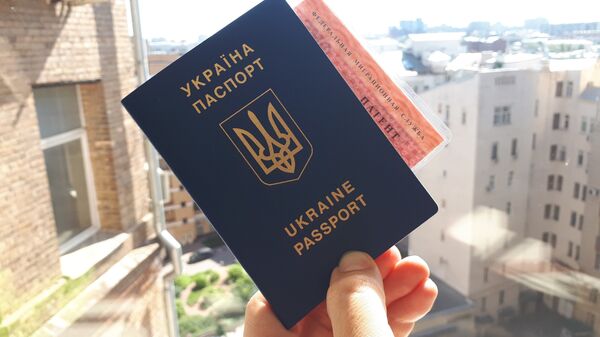 Гражданин Украины держит паспорт и патент на работу в РФ 