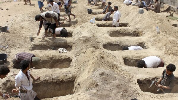 Подготовка могил для детей, погибших после авиаудара Коалиции во главе с Саудовской Аравией по  городу Саада, удерживаемом мятежниками-хуситами. 