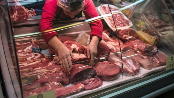 Прилавок с мясом рынке в Москве. Архивное фото