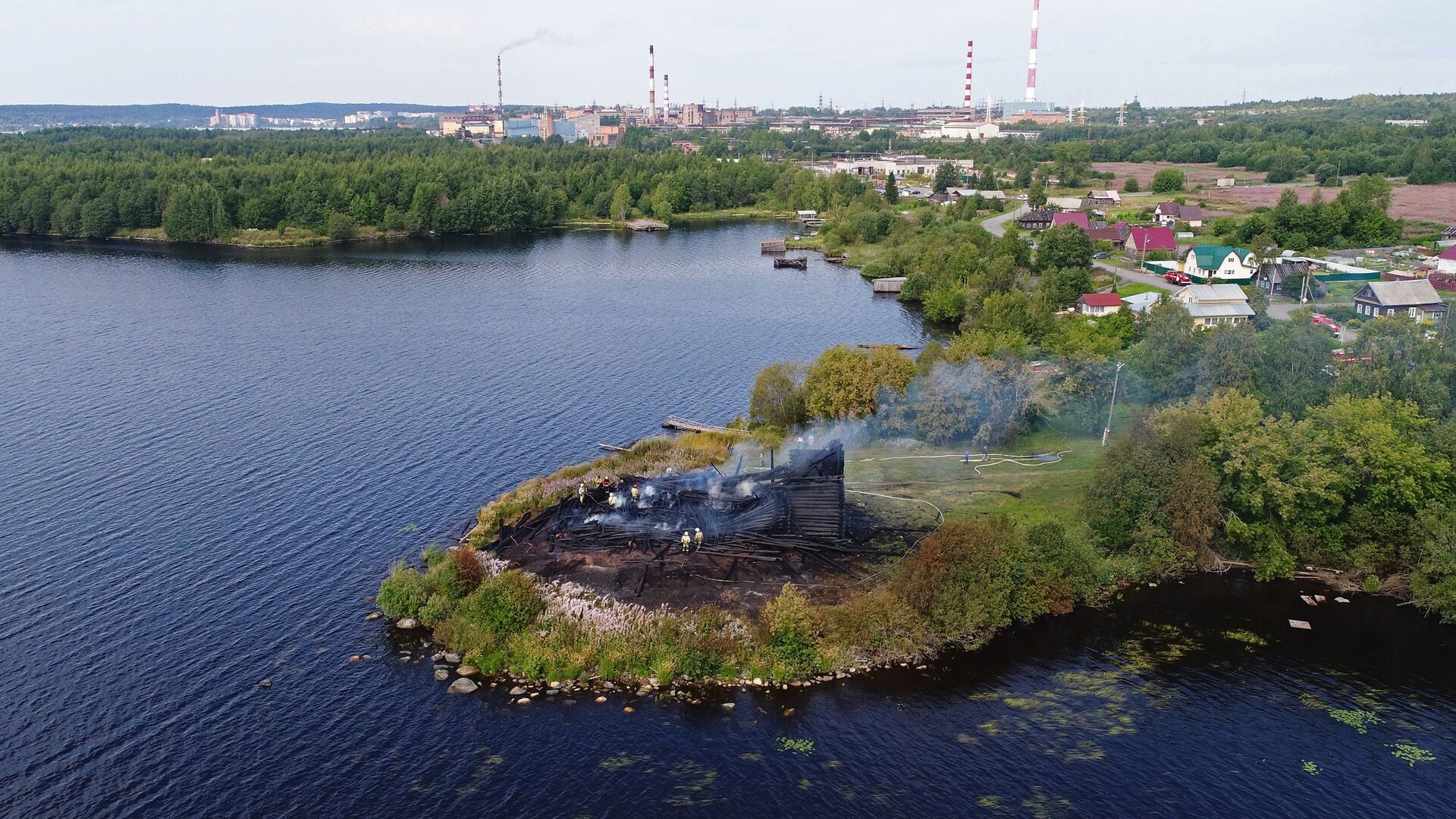 Сгоревшее здание церкви Успения Божией Матери в Кондопоге в Карелии. 10 августа 2018 - РИА Новости, 1920, 10.08.2018