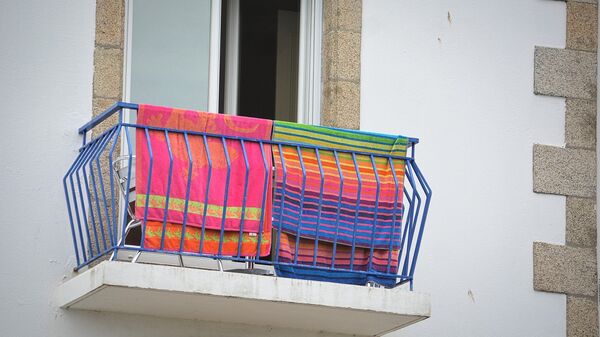 Пляжные полотенца на балконе
