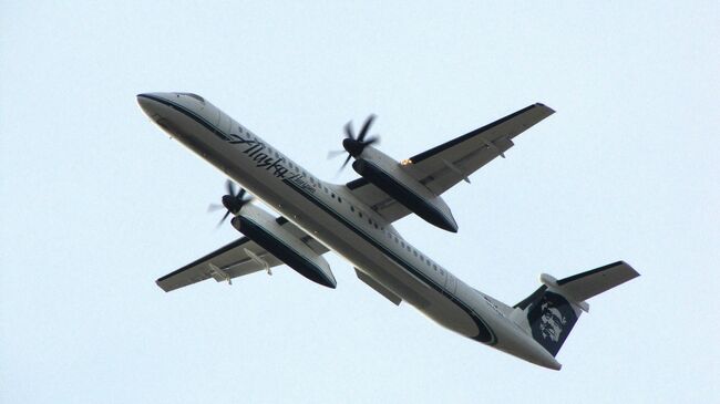 Самолет Bombardier Dash 8 Q400 авиакомпании Horizon Air (Alaska Air Group) в аэропорту Сиэтла Такома. Архивное фото