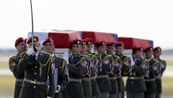 Гробы с телами трех чешских солдат, которые погибли в Афганистане, в аэропорту имени Вацлава Гавела в Праге. 8 августа 2018