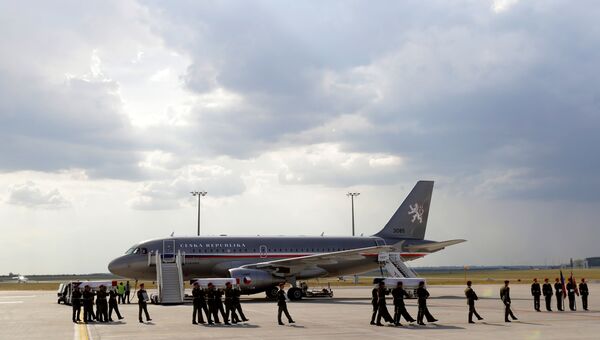 Самолет, привезший тела трех чешских военнослужащих, погибших в Афганистане, в аэропорту Вацлава Гавела в Праге