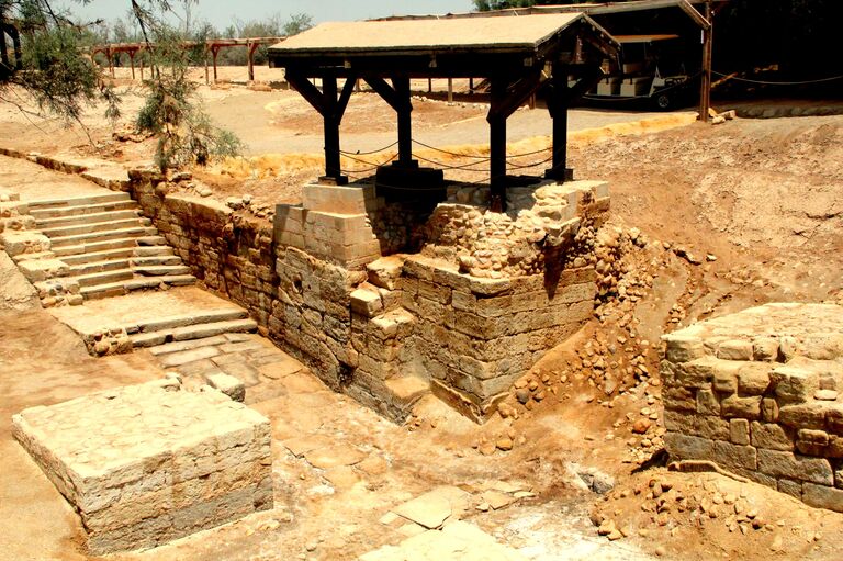 Развалины храма на месте крещения Христа в местечке Аль-Махтас, Иордания