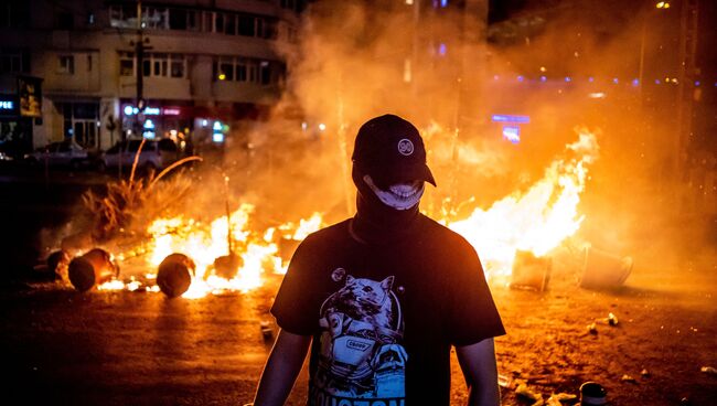 Участник акции протеста против действующего правительства в Бухаресте, Румыния. 10 августа 2018