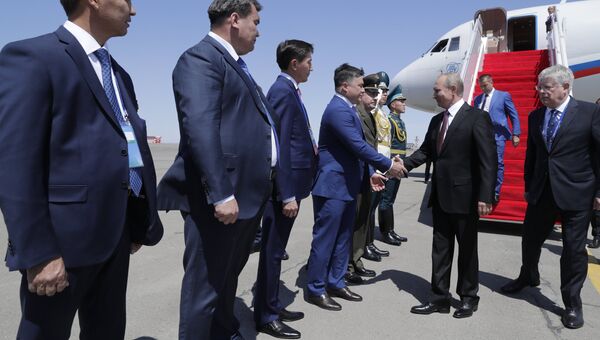 Владимир Путин во время встречи в аэропорту Актау. 12 августа 2018