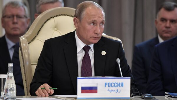 Президент РФ Владимир Путин на встрече в узком составе глав государств-участников V Каспийского саммита в Актау. 12 августа 2018
