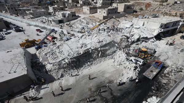 Последствия взрыва на складе с оружием в деревне Сармада в провинции Идлиб, Сирия. Архивное фото