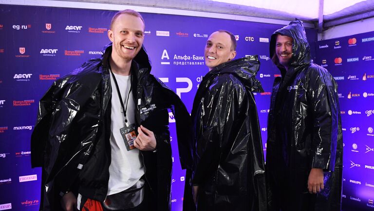 Участники электронного проекта Swanky Tunes Станислав Зайцев, Вадим Шпак и Дмитрий Бурыкин (слева направо) на юбилейном пятом музыкальном фестивале Alfa Future People в Нижегородской области