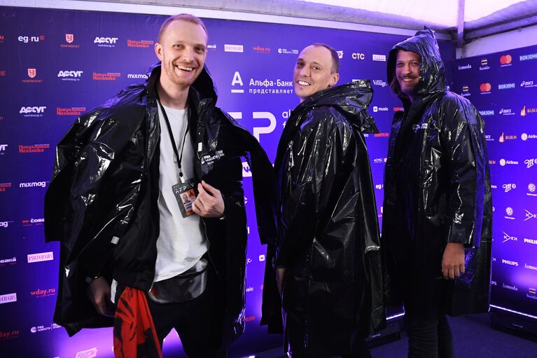 Участники электронного проекта Swanky Tunes Станислав Зайцев, Вадим Шпак и Дмитрий Бурыкин (слева направо) на юбилейном пятом музыкальном фестивале Alfa Future People в Нижегородской области