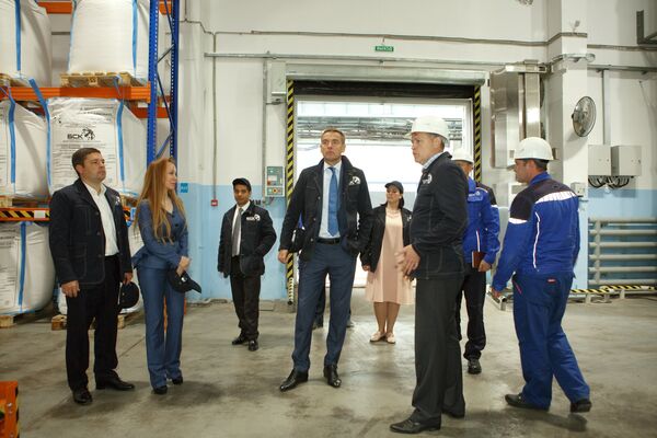 Заместитель главы Минпромторга РФ Виктор Евтухов во время посещения завода Башкирской содовой компании