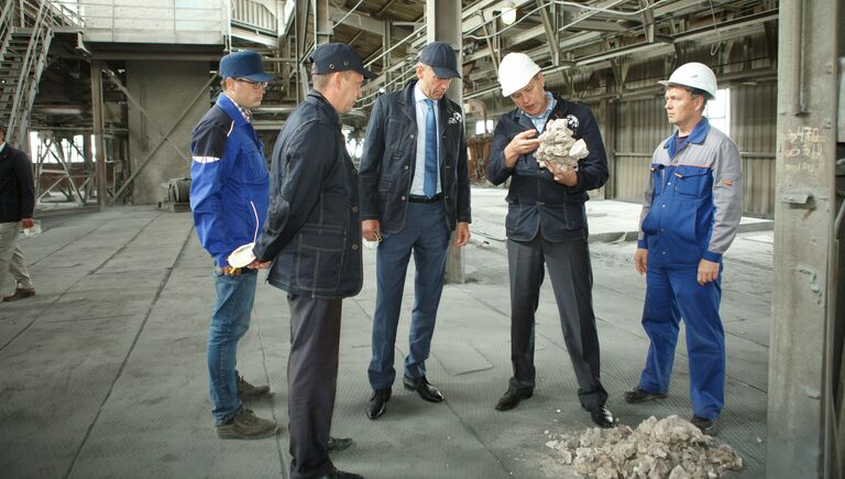 Заместитель главы Минпромторга РФ Виктор Евтухов во время посещения завода Башкирской содовой компании
