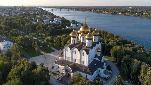 Успенский кафедральный собор на стрелке Волги и Которосли в Ярославле