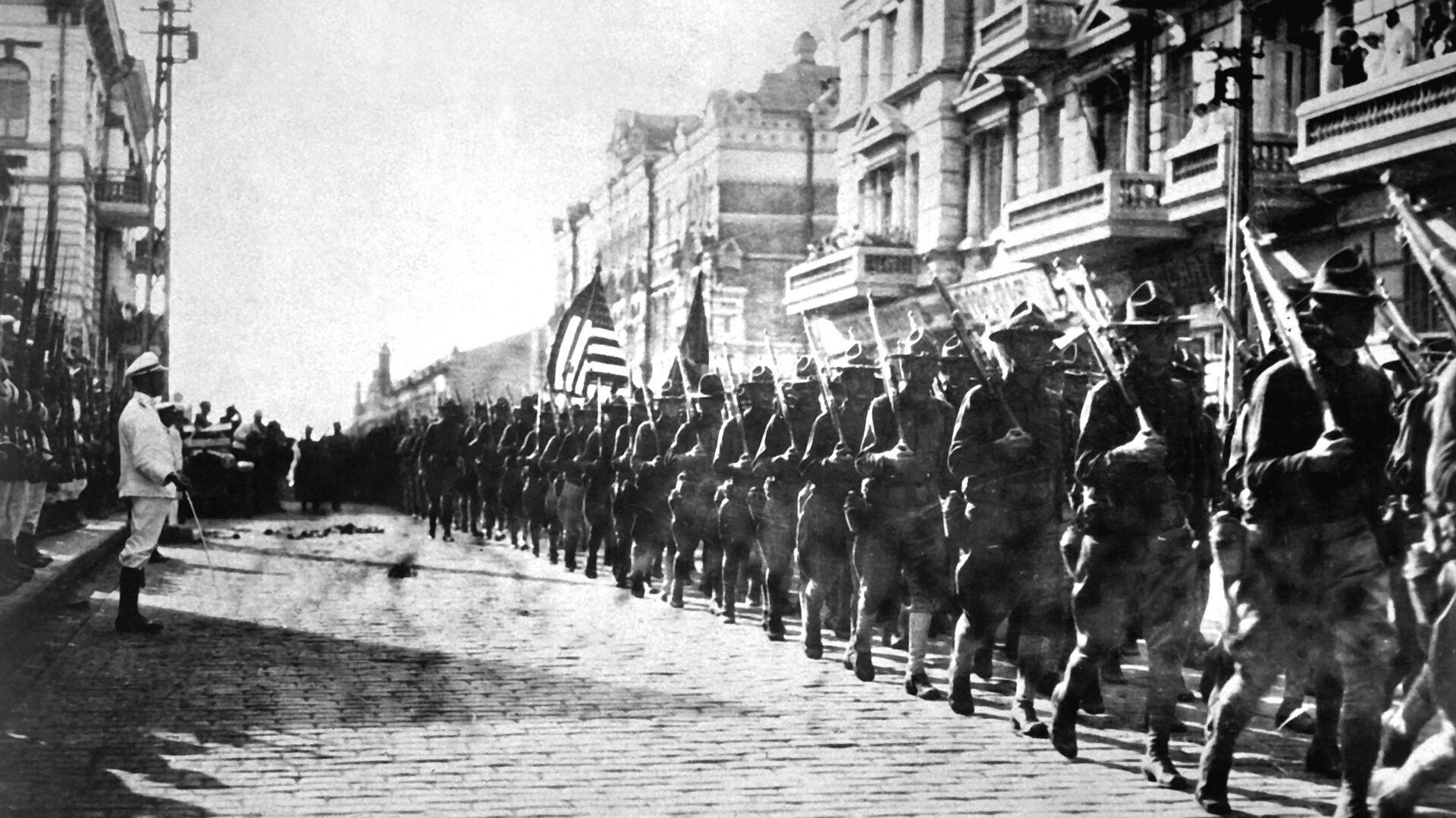 Американские войска во время парада перед зданием штаба Чехословацкого легиона во Владивостоке. 1918 год - РИА Новости, 1920, 15.08.2018